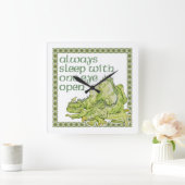 Immer Schlaf mit einem Auge offen Quadratische Wanduhr (Zuhause)