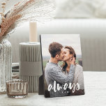 Immer Skriptüberlagerung Personalisierter Paare Fo Fotoplatte<br><div class="desc">Mit dieser speziellen Foto-Plakette,  die perfekt für Paare geeignet ist,  können Sie Hochzeit,  Verlobung,  Jubiläum,  Flitterwochen oder besondere Momente genießen. Fügen Sie ein beliebtes Foto hinzu,  mit "immer" überlagert in lässiger Schrift und Ihren Initialen darunter.</div>