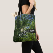 Immer Sonnenlicht durch Bäume inspirieren. Tasche (Von Nahem)
