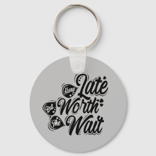 Immer spät, aber wert, mal warten, schwarzes Desig Schlüsselanhänger