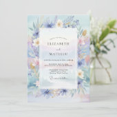 Immergrün-Pfirsich-Wildblumenhochzeit Einladung (Stehend Vorderseite)