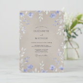 Immergrün-Taupe-Wildblumen-Hochzeit Einladung (Stehend Vorderseite)