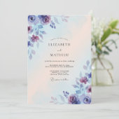Immergrün-violette Blütenblattrat Hochzeit Einladung (Stehend Vorderseite)