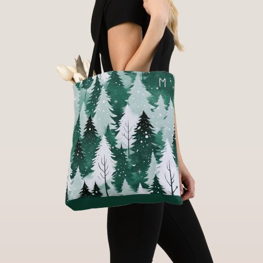 Immergrüne Bäume Winterwald Schnee Monogramm Tasche (Von Nahem)
