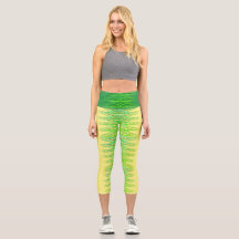 Immergrüne Spiralen in gelben High-Waisted Capris
