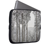 Immergrüner Wald im Winter Laptopschutzhülle (Vorne Rechts)