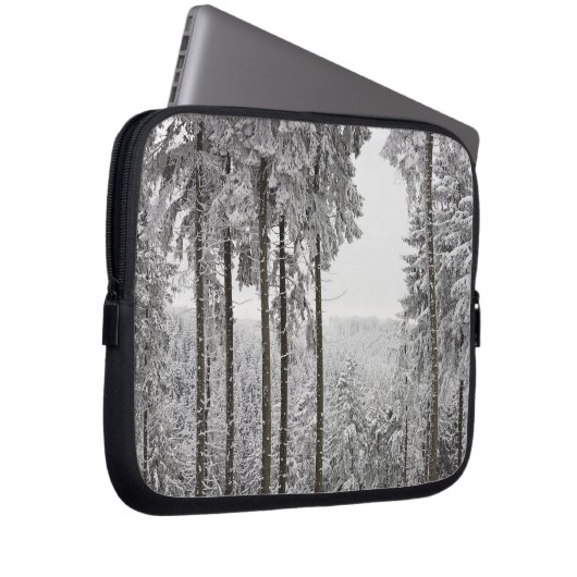 Immergrüner Wald im Winter Laptopschutzhülle (Vorne Rechts)