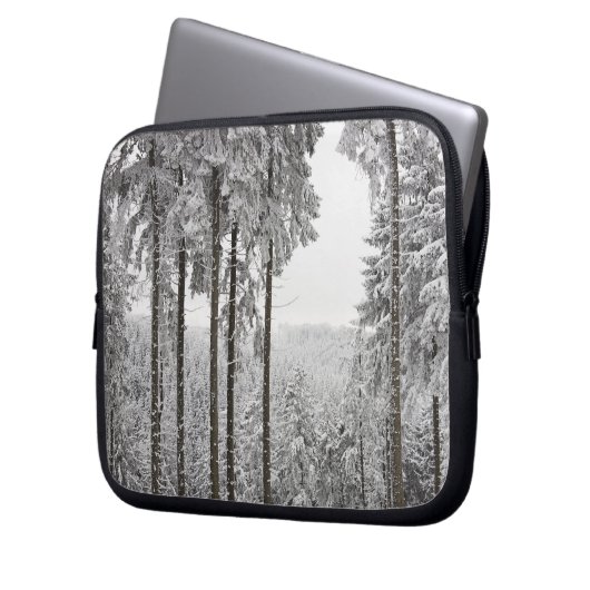 Immergrüner Wald im Winter Laptopschutzhülle (Vorderseite Links)