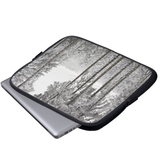 Immergrüner Wald im Winter Laptopschutzhülle (Vorne Knopf)