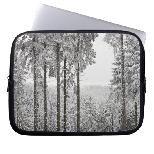 Immergrüner Wald im Winter Laptopschutzhülle (Vorderseite)