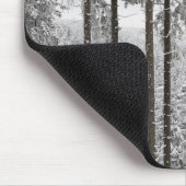 Immergrüner Wald im Winter Mousepad (Ecke)