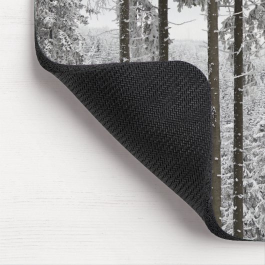 Immergrüner Wald im Winter Mousepad (Ecke)