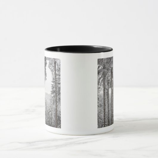 Immergrüner Wald im Winter Tasse (Zentrum)