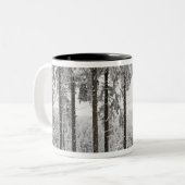 Immergrüner Wald im Winter Zweifarbige Tasse (Vorderseite Links)