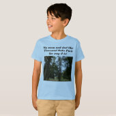 immergrüner Wald und Mama und Papa genießen Tausen T-Shirt (Vorne ganz)