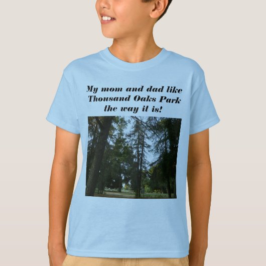 immergrüner Wald und Mama und Papa genießen Tausen T-Shirt (Vorderseite)