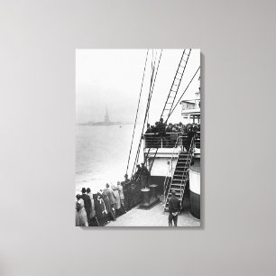 Immigranten, die das Freiheitsstatuen Foto ansehen Leinwanddruck