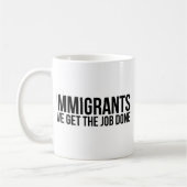 Immigranten, die wir die Arbeit erledigt erhalten, Kaffeetasse (Links)