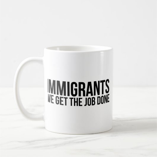 Immigranten, die wir die Arbeit erledigt erhalten, Kaffeetasse (Links)