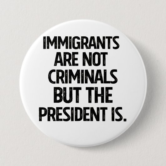 Immigrants Are Not Criminials But the President Is Button (Vorderseite)