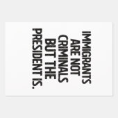 Immigrants Are Not Criminials But the President Is Geschenkpapier Set (Vorderseite)