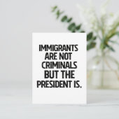 Immigrants Are Not Criminials But the President Is Postkarte (Stehend Vorderseite)