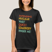 Impending Nuclear War Quick Somebody Finger Me App T-Shirt (Vorderseite)