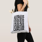 In 8 Sprachen lesen Lino Print Tasche (Von Nahem)