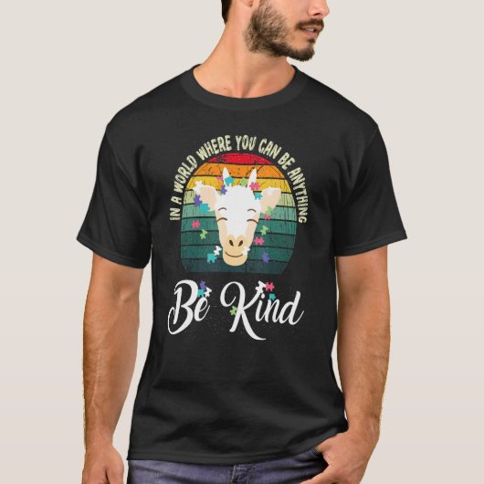 In A World Be Kind Cute Giraffe Autism Awareness T-Shirt (Vorderseite)