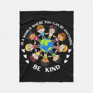In a world be kind Welt Kindheit Tag T Fleecedecke