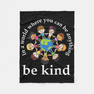 In a world be kind Welt Kindheit Tag T Fleecedecke