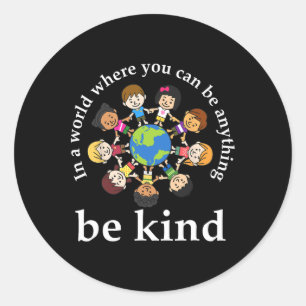 In a world be kind Welt Kindheit Tag T Runder Aufkleber