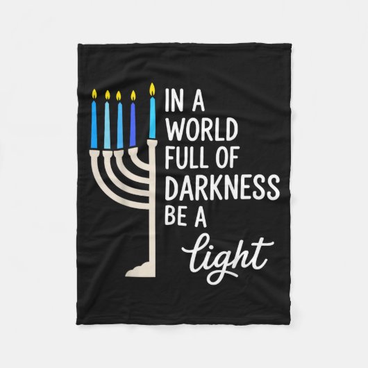 In A World Full Of Darkness Be A Light Hanukkah Fleecedecke (Vorderseite)