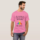 In A World Where You Can Be Anything Be Gay Funny T-Shirt (Vorne ganz)