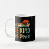 In A World Where You Can Be Anything Be Kind Kindn Kaffeetasse (Links)