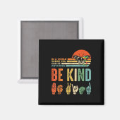 In A World Where You Can Be Anything Be Kind Kindn Magnet (Vorderseite/Rückseite)