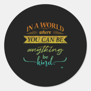 In A World Where You Can Be Anything Be Kind Kindn Runder Aufkleber