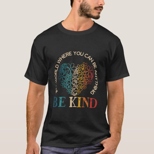 In A World Where You Can Be Anything Be Kind Kindn T-Shirt (Vorderseite)