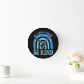 In A World Where You Can Be Anything Be Kind Runde Wanduhr (Zuhause)