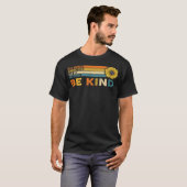 In A World Where You Can Be Anything Be Kind Sunfl T-Shirt (Vorne ganz)