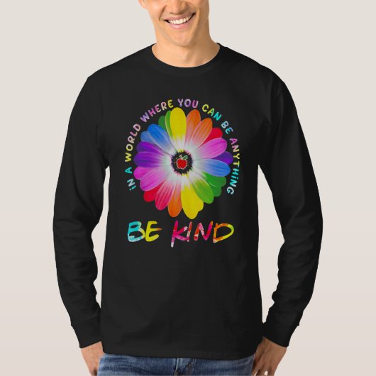 In A World Where You Can Be Anything Be Kind Teach T-Shirt (Vorderseite)