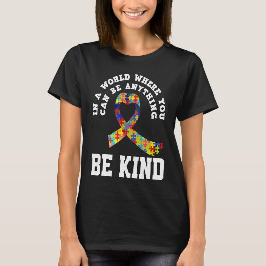 In A World You Can Be Anything Be Kind Autism Awar T-Shirt (Vorderseite)