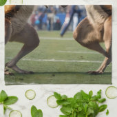 "In Aktion: Kangaroos spielt Aussie-Regeln Geschirrtuch (Gefaltet)
