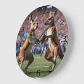 "In Aktion: Kangaroos spielt Aussie-Regeln Große Wanduhr (Winkel)