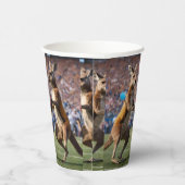 "In Aktion: Kangaroos spielt Aussie-Regeln Pappbecher (Rechts)