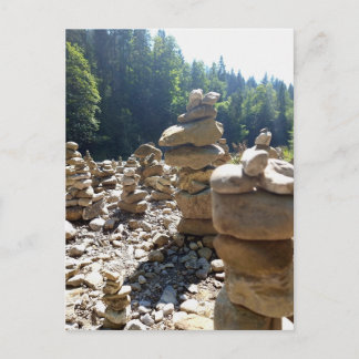 In Balance – Steintürme in der Natur Postkarte