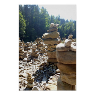 In Balance – Steintürme zwischen Wald und Wasser Poster
