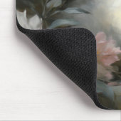 in Begleitung von Blume, graue und weiße Kätzchen Mousepad (Ecke)