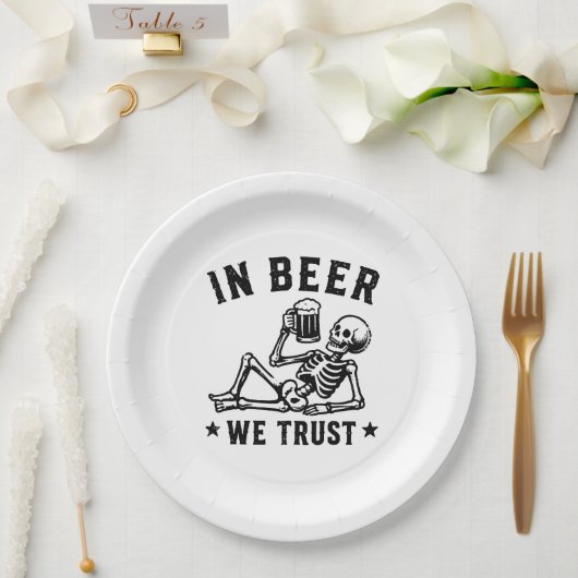 In Bier we trust chiling skeleton Beer Pong Pappteller (Hochzeit)