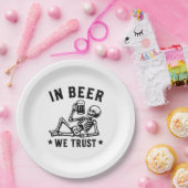 In Bier we trust chiling skeleton Beer Pong Pappteller (Party)